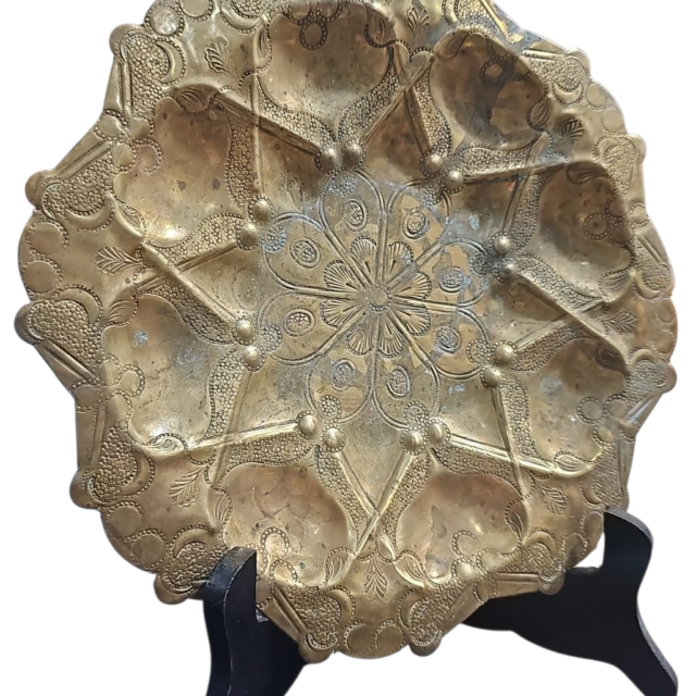 Centro de mesa em dourado metal ricamente cinzelado