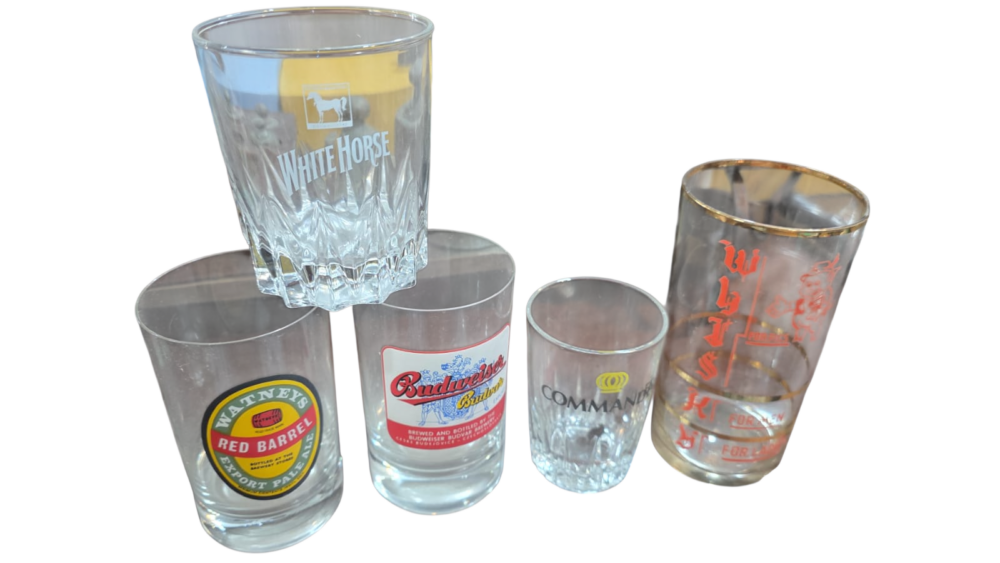 Lote com cinco copos de bebidas diversas