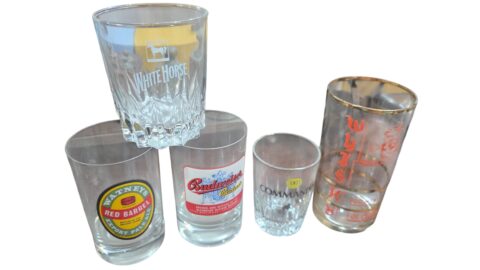Lote com cinco copos de bebidas diversas