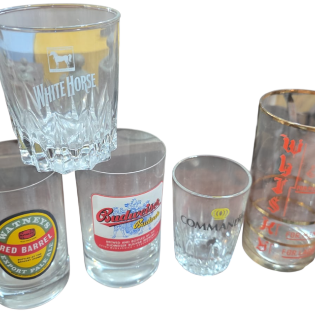 Lote com cinco copos de bebidas diversas