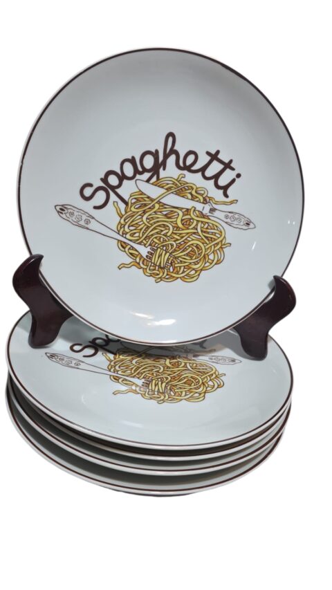Grandes e antigos pratos de porcelana