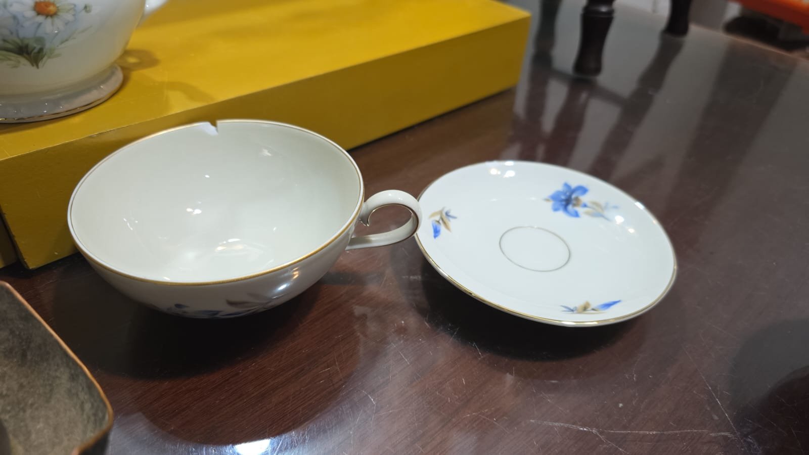 Conjunto em porcelana Tcheca Bohemia, motivos florais azuis e filetes de ouro - Imagem 5
