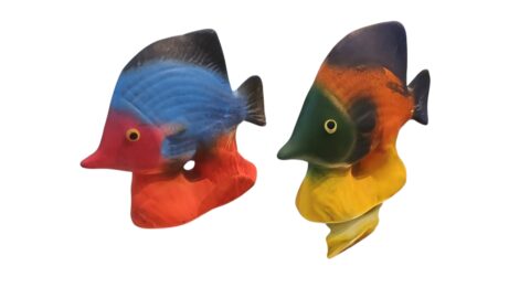 Par de peixes de cerâmica pintados à mão
