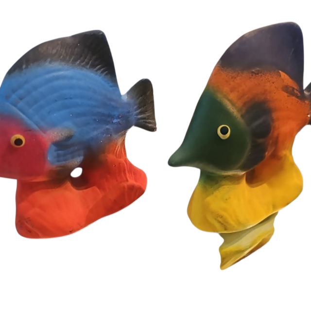 Par de peixes de cerâmica pintados à mão