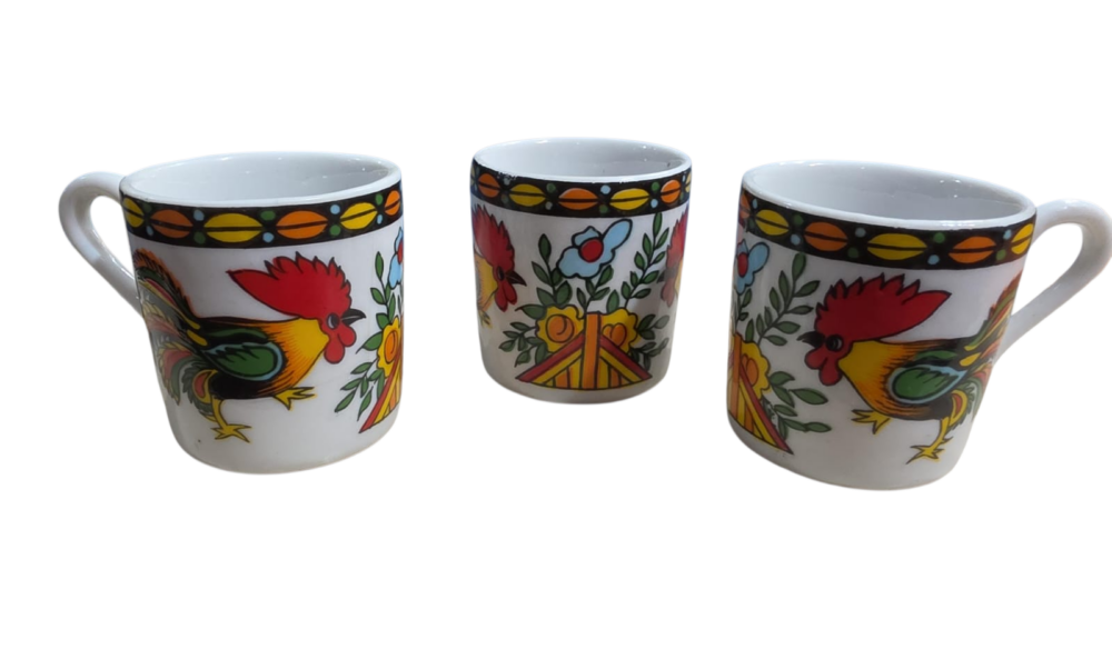 Xícaras de porcelana, belíssima policromia