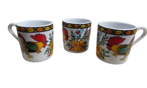 Xícaras de porcelana, belíssima policromia