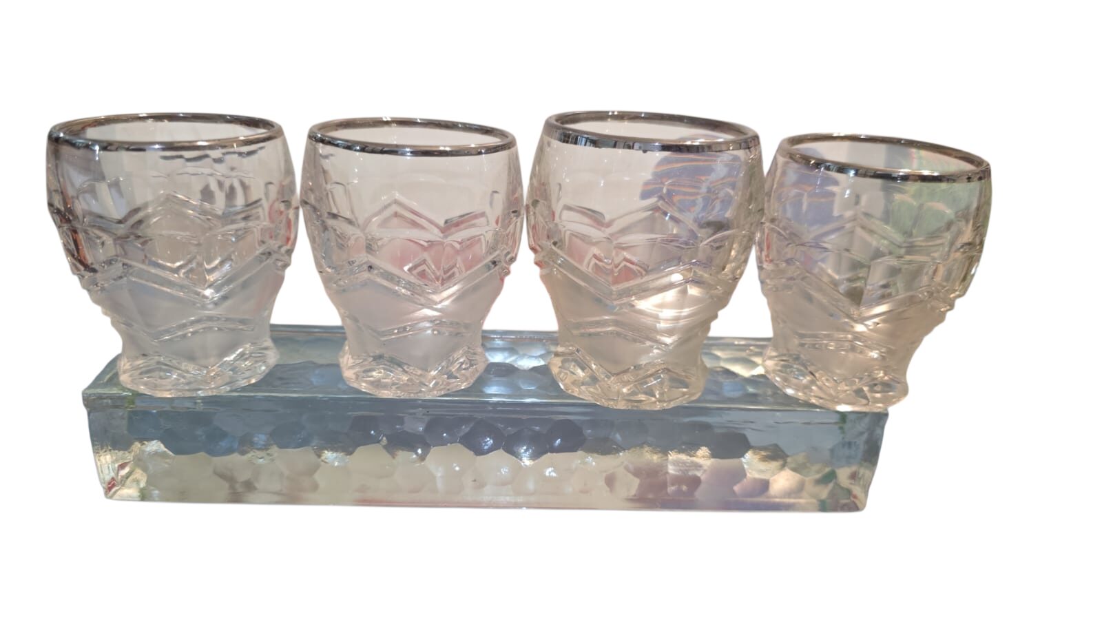 Elegantes e pequenos copos de cristal