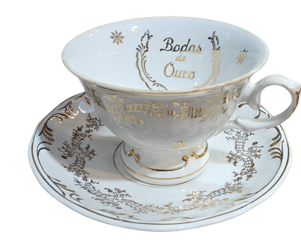Xícara de chá porcelana Schmidt fartas dourações