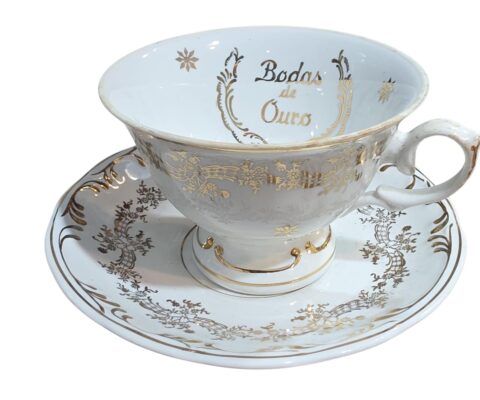 Xícara de chá porcelana Schmidt fartas dourações
