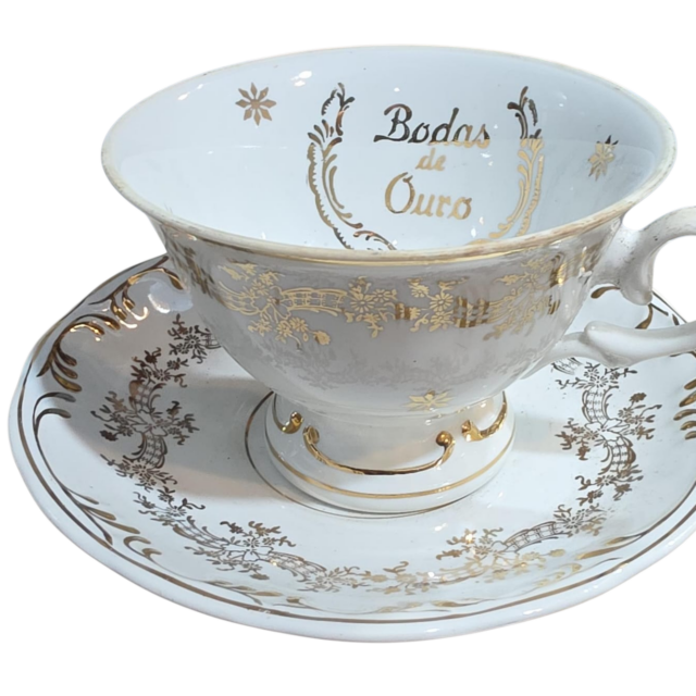 Xícara de chá porcelana Schmidt fartas dourações