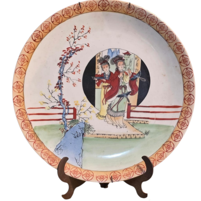 Antiga porcelana com bela arte oriental pintada à mão