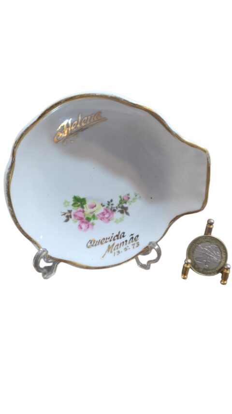 Antiga pequena petisqueira de porcelana com bela arte