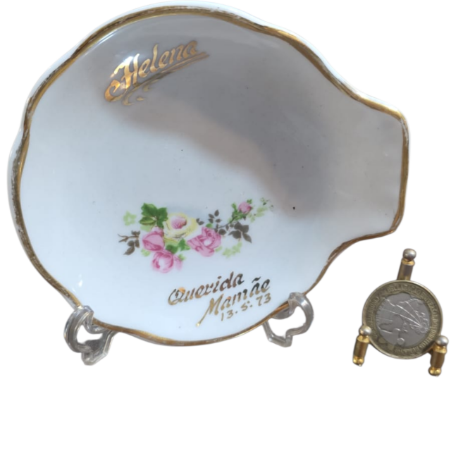 Antiga pequena petisqueira de porcelana com bela arte