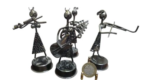 Quarteto de músicos de metal artesanais