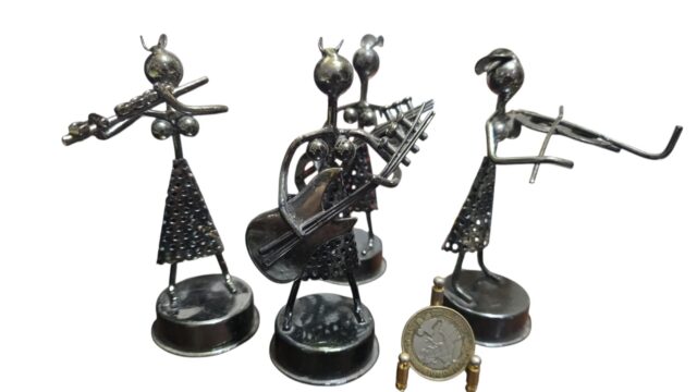 Quarteto de músicos de metal artesanais