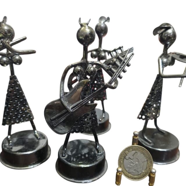 Quarteto de músicos de metal artesanais