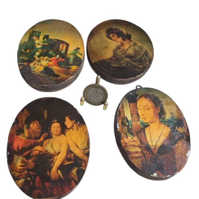 Quarteto de camafeus de madeira com bela arte