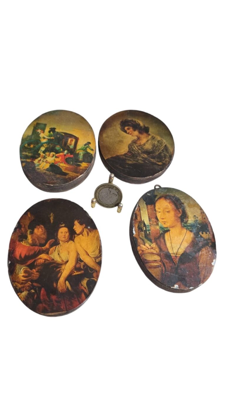 Quarteto de camafeus de madeira com bela arte