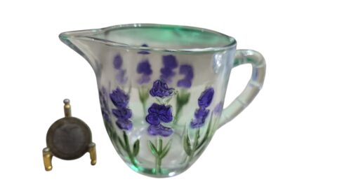 Pequena leiteira de vidro ornamentada com motivos florais