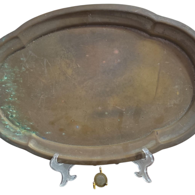 Antiguissima bandeja em dourado metal com resquícios de banho prata de uma época passada