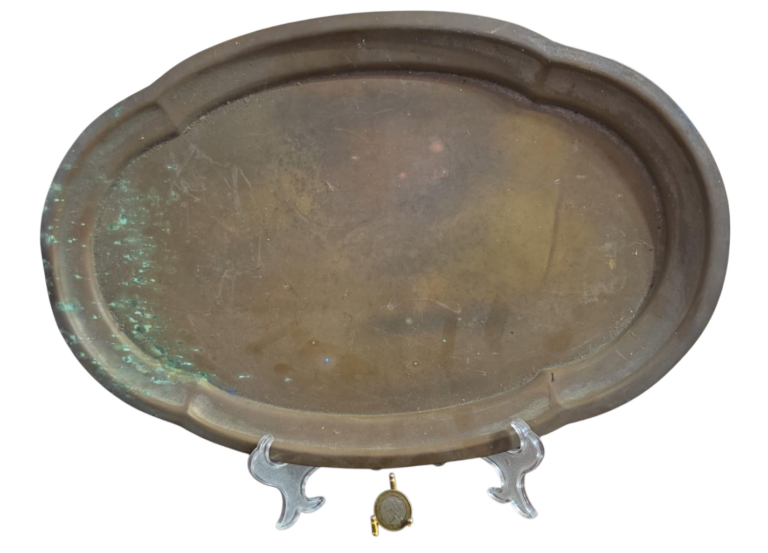 Antiguissima bandeja em dourado metal com resquícios de banho prata de uma época passada