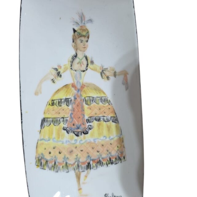 Antiga bandeja de porcelana pintada a mão