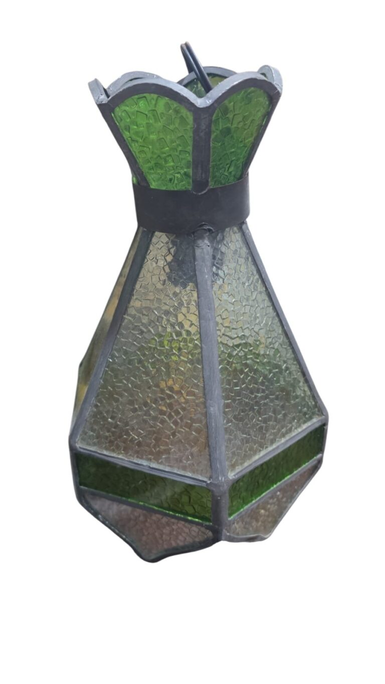 Bela e antiga luminária pendente com vitrais
