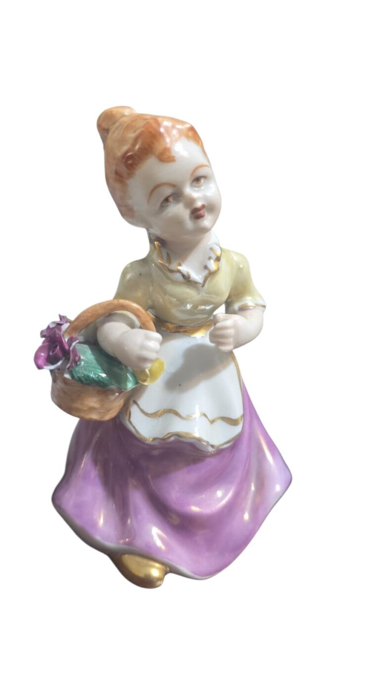 Antiga escultura de porcelana numerada da base