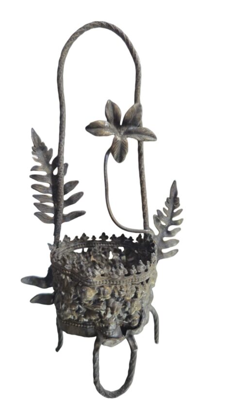 orta floreira de metal, ricamente ornamentada com motivos vegetalistas