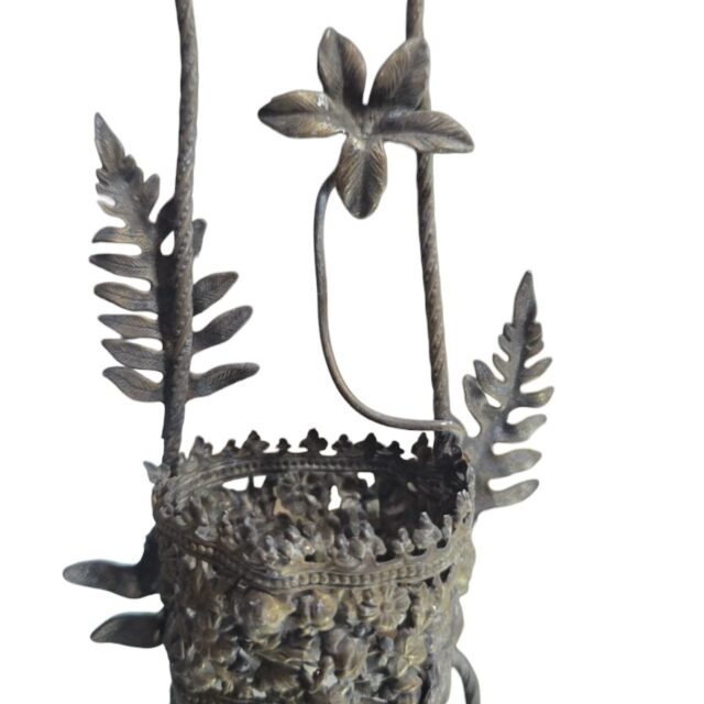 orta floreira de metal, ricamente ornamentada com motivos vegetalistas