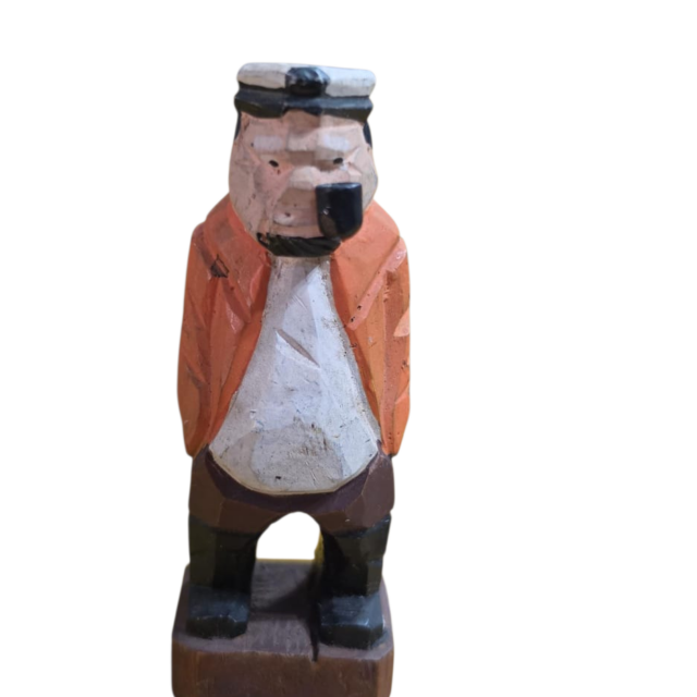 Escultura de marinheiro de madeira