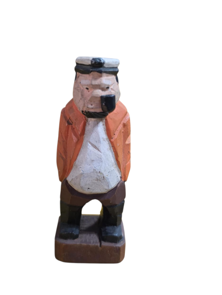 Escultura de marinheiro de madeira