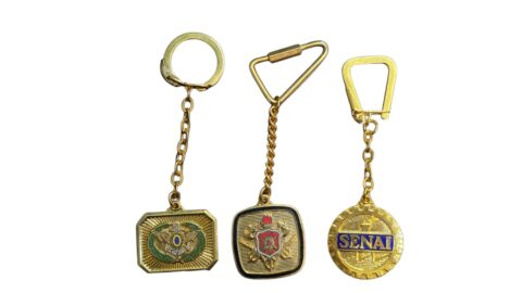 Trio de chaveiros em metal