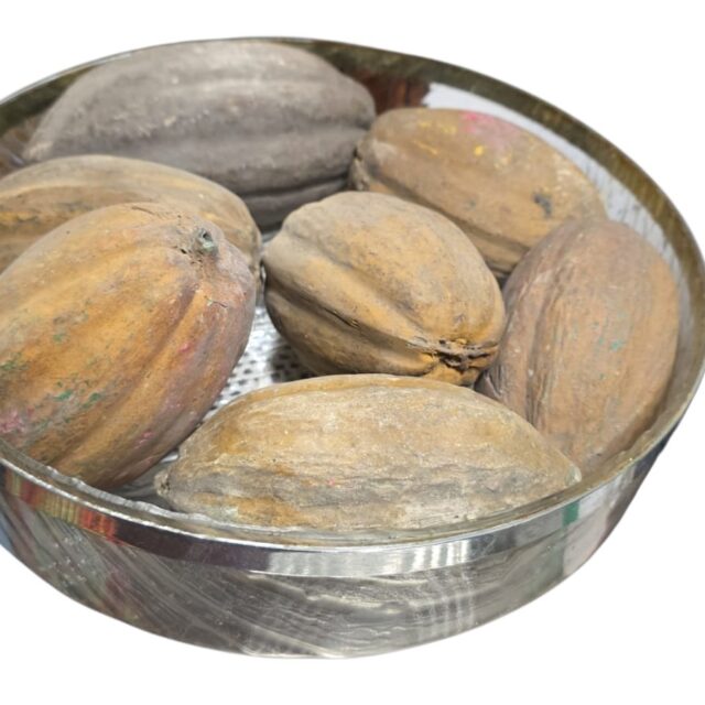 Antiga fruteira de acrílico com sete frutas artificiais de cerâmica