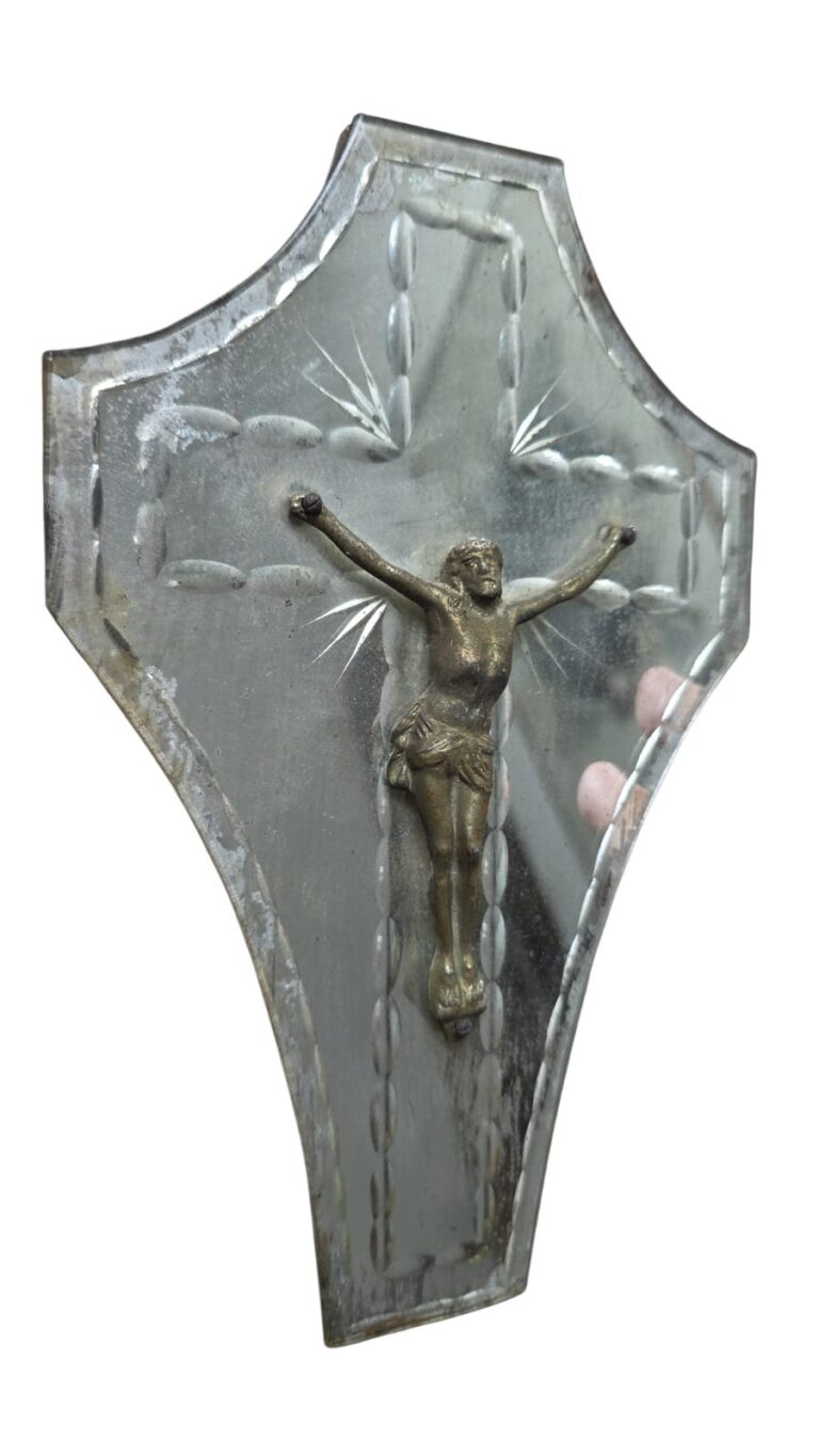 Antigo crucifixo de parede