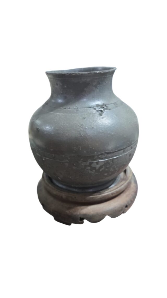 Antigo vaso bojudo em estanho