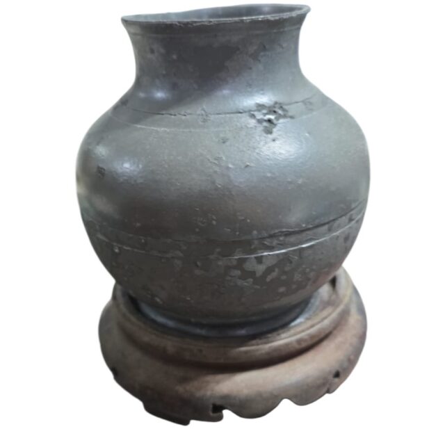 Antigo vaso bojudo em estanho