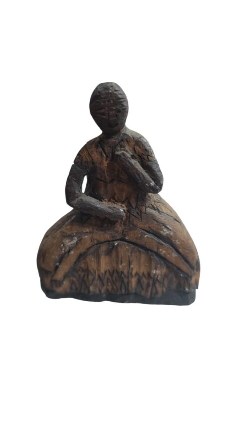 Antiga escultura entalhada em madeira