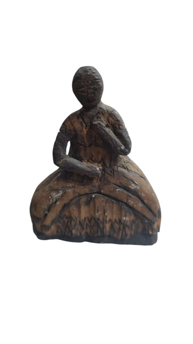 Antiga escultura entalhada em madeira
