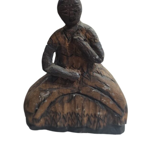 Antiga escultura entalhada em madeira