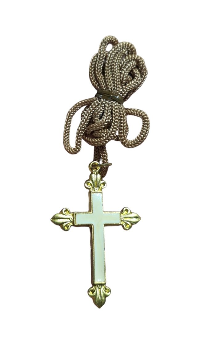 Crucifixo com acabamento dourado e detalhe resinado em tom branco
