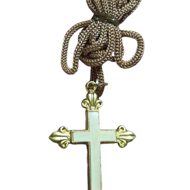 Crucifixo com acabamento dourado e detalhe resinado em tom branco