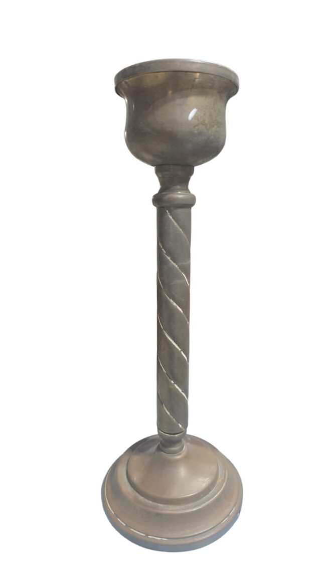 Antigo castiçal em dourado metal