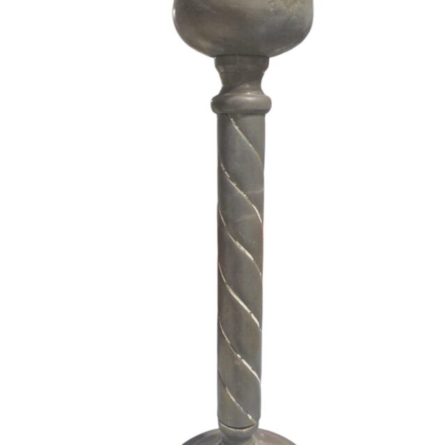 Antigo castiçal em dourado metal