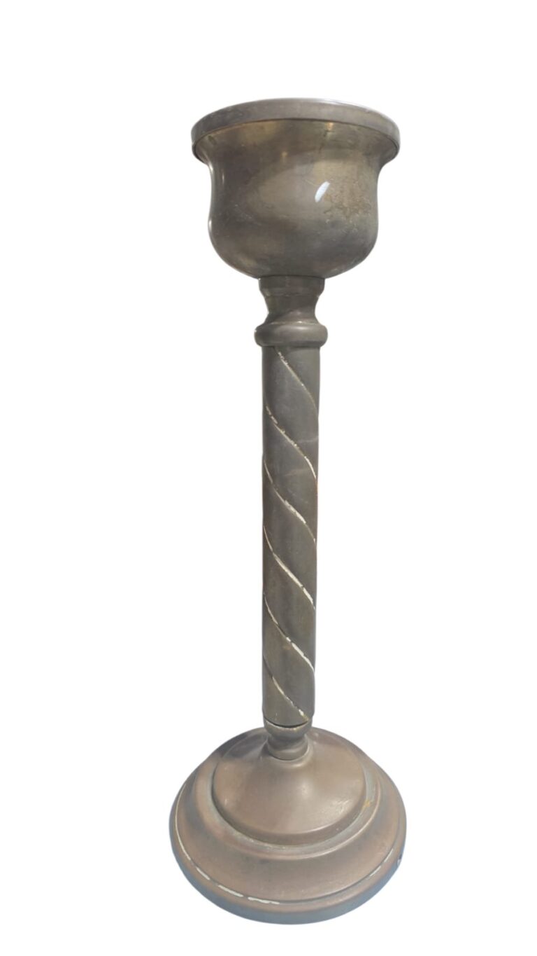 Antigo castiçal em dourado metal