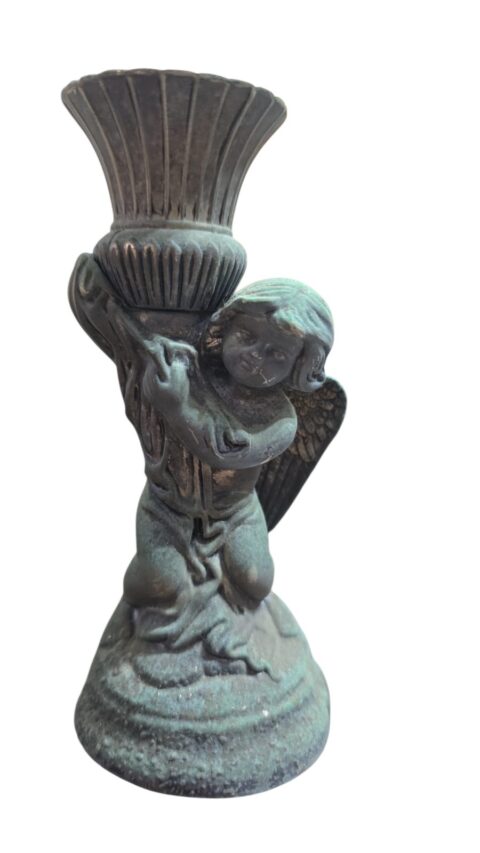 Antigo castiçal de metal, pesado, boa qualidade, belíssima arte com figura angelical