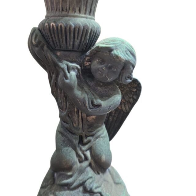 Antigo castiçal de metal, pesado, boa qualidade, belíssima arte com figura angelical