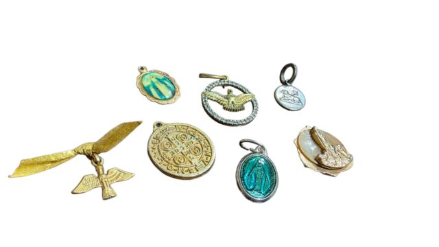 Lote de pingentes e medalhas sacros de boa qualidade