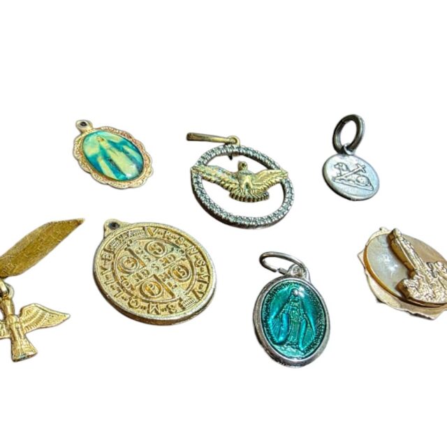 Lote de pingentes e medalhas sacros de boa qualidade