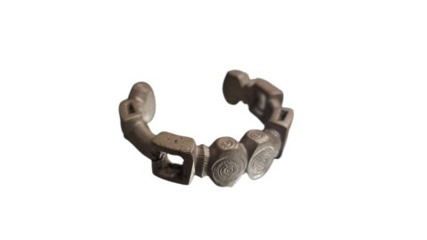 Bracelete tribal africano de bronze da Nigéria